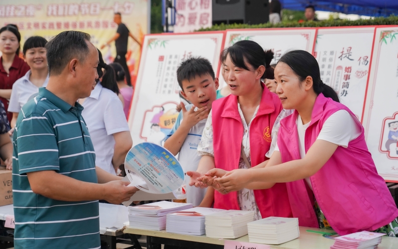 “鳳娃之夜?我們的節(jié)日——七夕”新洲區(qū)文明實(shí)踐暨婚俗新風(fēng)游園會(huì)。